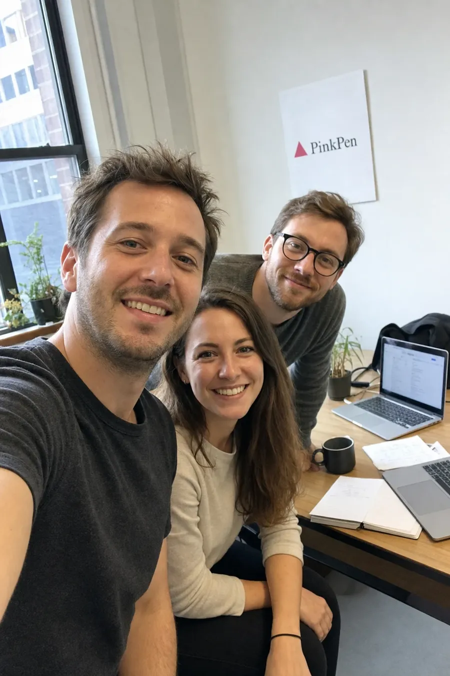 Selfie de l’équipe PinkPen : Alex, Léa et Pierre dans leur bureau